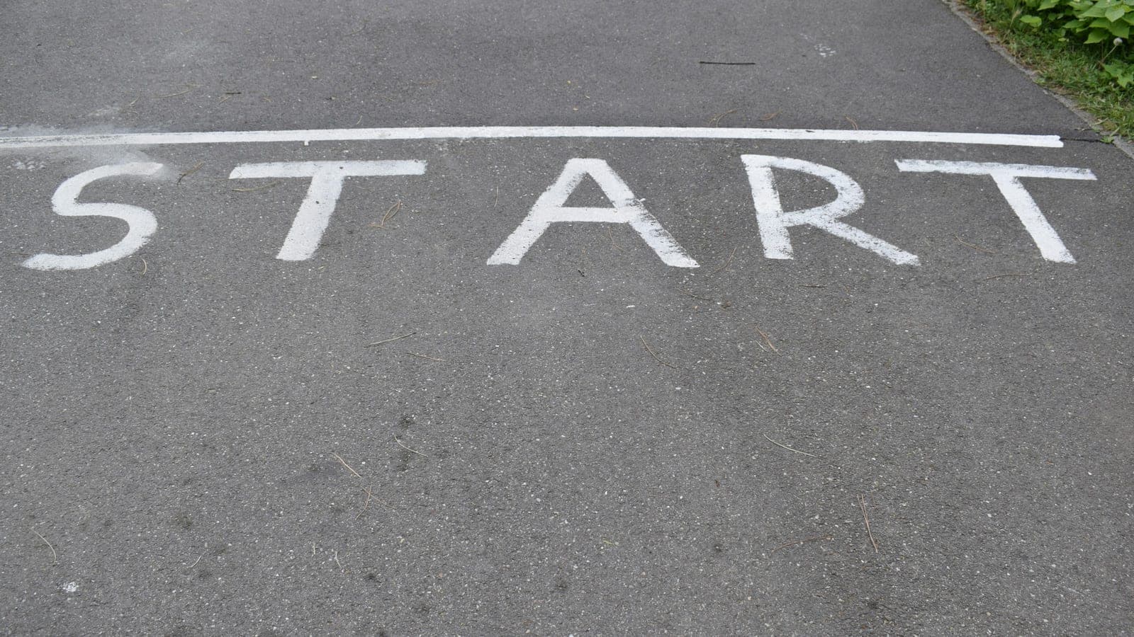 A street sign that says start on it